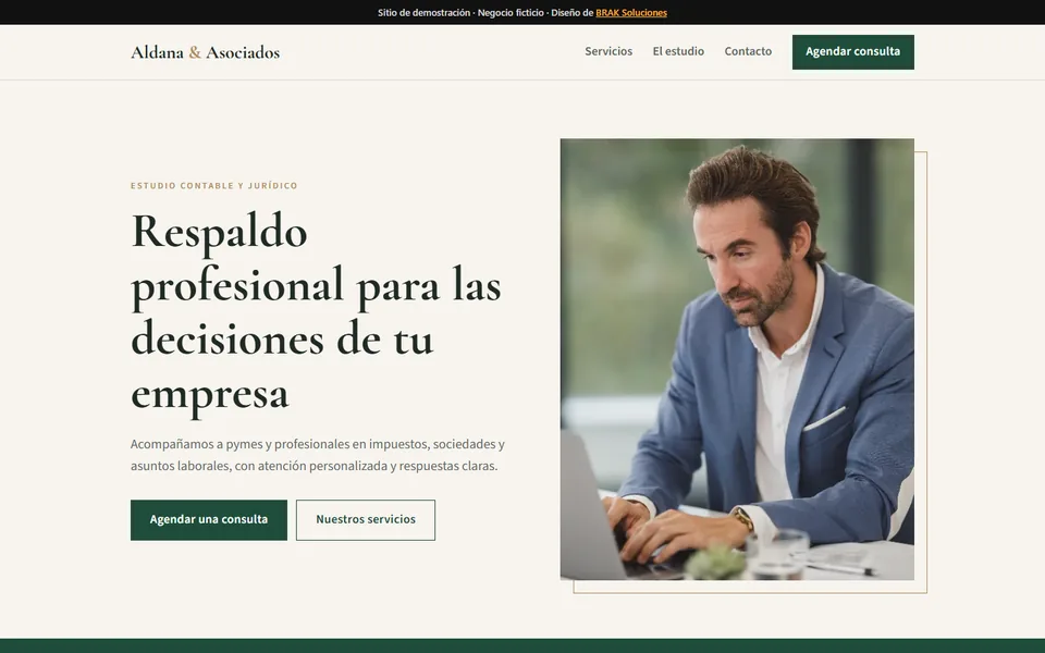 Demostración: sitio web de un estudio contable y jurídico, en tonos crema y verde
