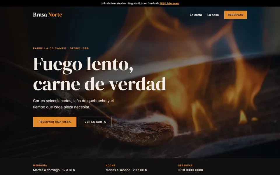 Demostración: sitio web de una parrilla, con fondo oscuro y foto de brasas